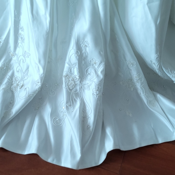 Satin embroidered wedding dress - Picture 3 of 7